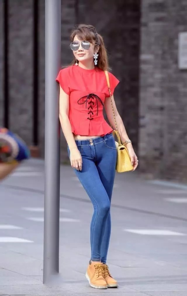 牛仔裤轻松穿出应有的气质美,能为你带来意气风发的感觉