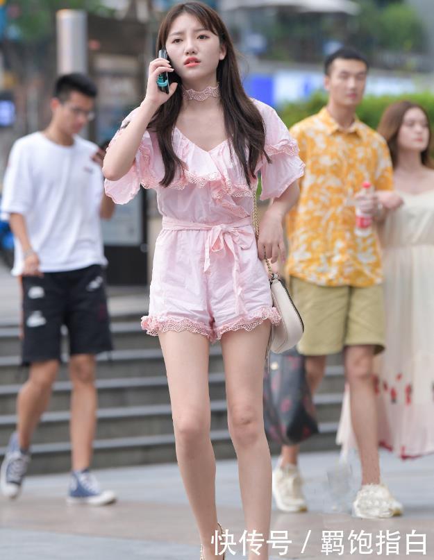 怎么穿上睡衣出去?粉连体高跟鞋,休闲又时尚