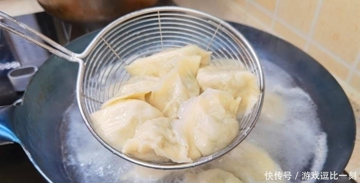 搅拌均匀|三伏天吃饺子，韭菜靠边站，用此菜做馅，鲜嫩多汁营养好，太鲜了