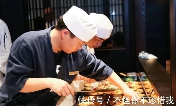 日本发明的“骨泳”,将活鱼肉剃光,再放回缸里,鱼还活着