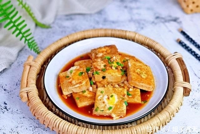 在线|豆腐加蛋,换一种“煎法”,豆腐洞里放“小蛋”,口感营养双在线