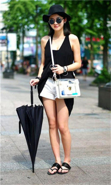 靓丽|街拍:酷范十足的小美女,身穿破洞牛仔,青春靓丽潮范十足