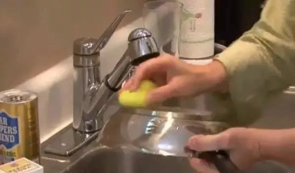 油渍|用完的牙膏管别扔掉，放在厨房一年能省不少钱，邻居见了纷纷学！