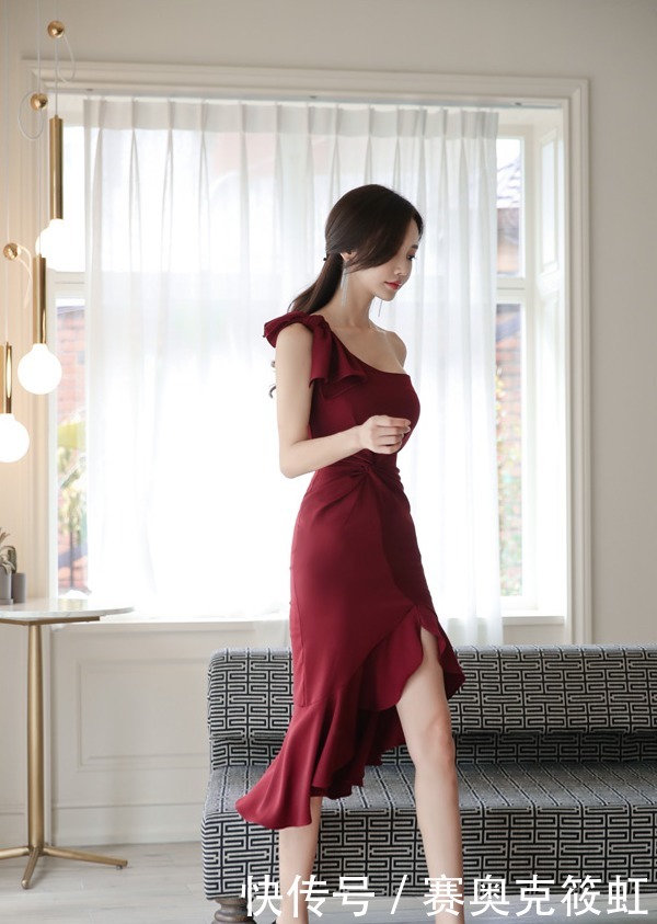 王朝|孙允珠模特魅力穿搭:都铎王朝蔷薇酒沁薰草单肩裙