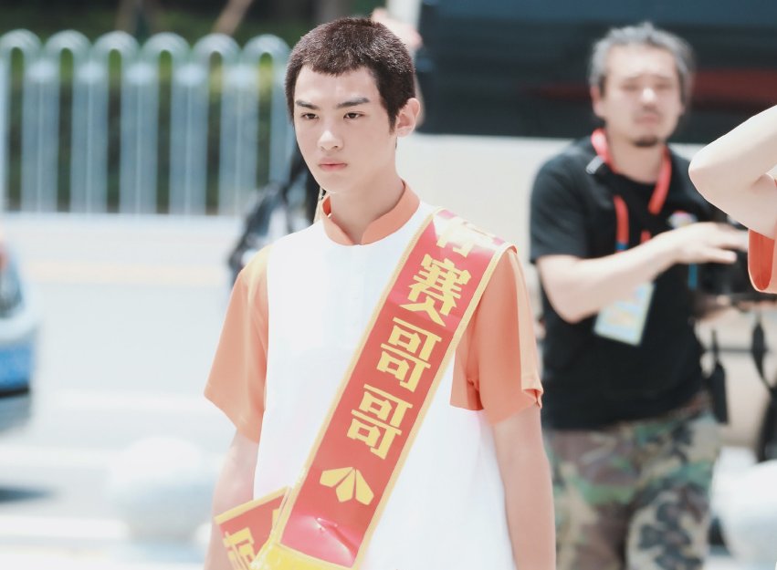  寸头|黄明昊寸头太过硬汉，粉丝不敢认调侃像“一休”，却和小时候一样