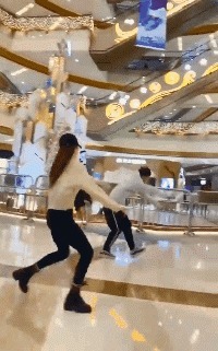 |GIF搞笑趣图:幸亏有一个电线杆,要不然就惨了!是有仇吗?