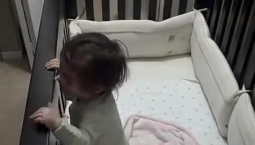 可爱|宝爸哄娃睡觉,没成想被娃“封印”在婴儿床,网友:太可爱了