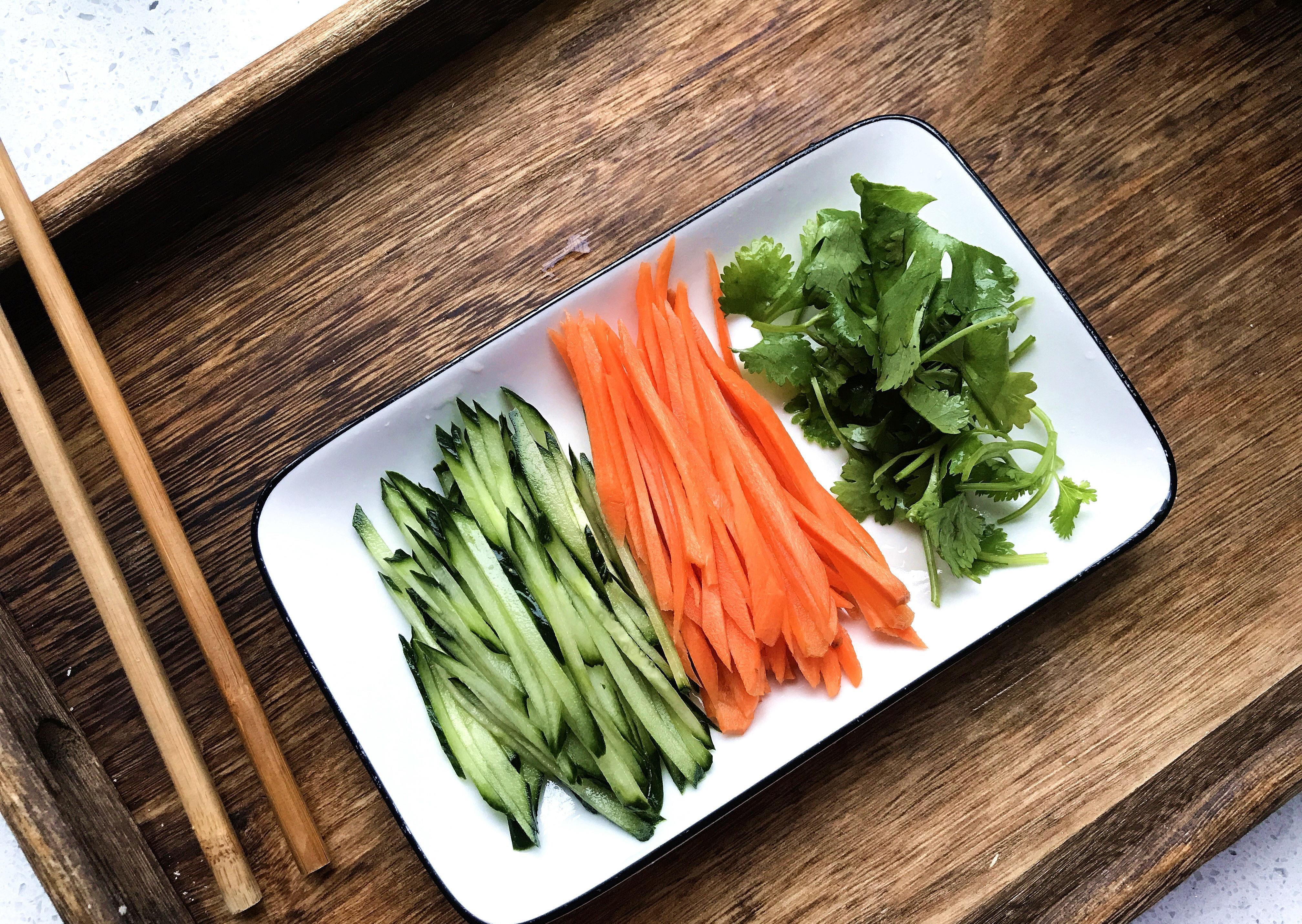 手擀面筋道|一碗面,做法简单滋味十足,几种调料拌一拌,吃着太过瘾了