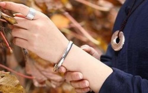 身体|女性长期佩戴“银手镯”，身体得到了什么？很多人可能想错了