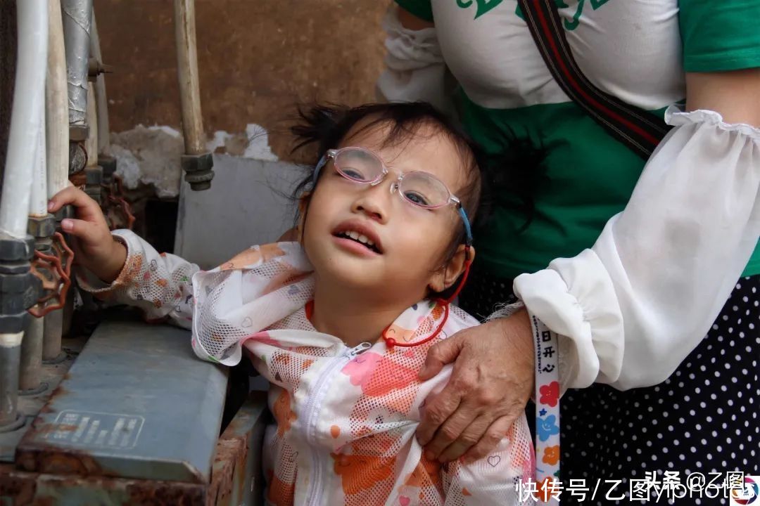 独子|残疾妈妈独子溺亡后，42岁借钱做试管婴儿，迎来女儿也迎来了悲剧