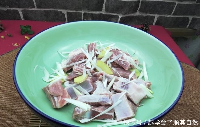 这才是地道糖醋小排的详细做法，还别不信，地道的很少吃得到