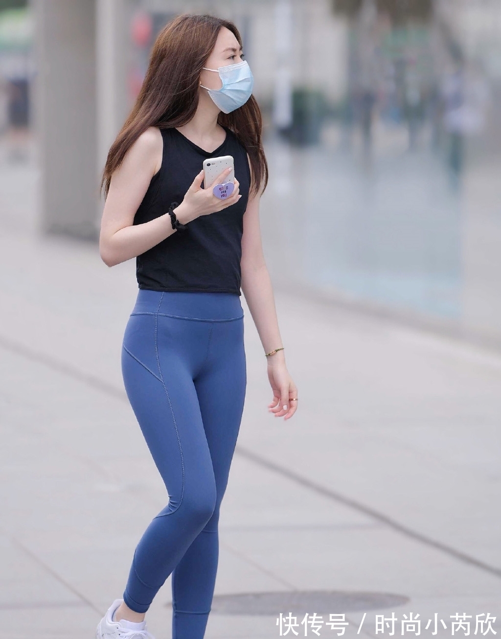 蓝色调|夏日穿搭追求简单大方,选择修身运动装,穿出你的青春活力
