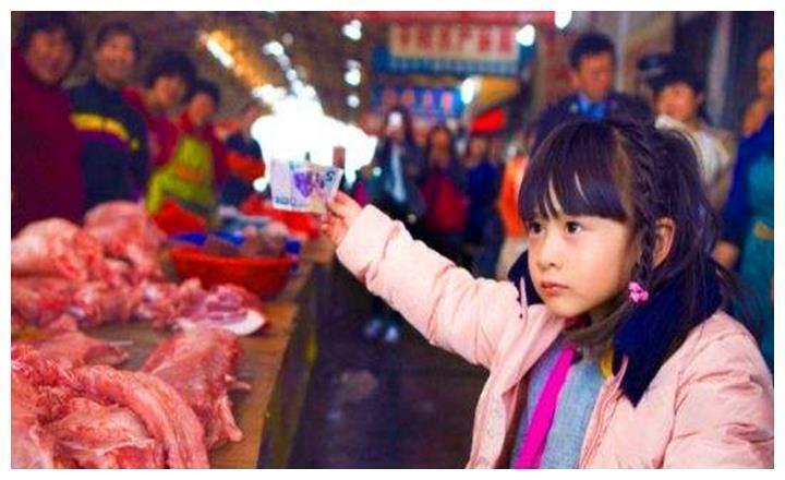 小女孩儿|小女孩每次都用假钱去买菜,摊主从未揭穿,突然收到她真钱泪目了!