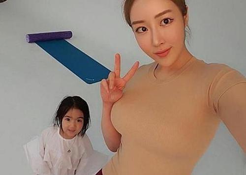 身材|本想晒娃的90后辣妈,自己却在网络上走红,网友:运动成就了她