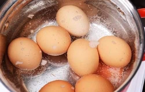 煮鸡蛋不要再直接下锅了，学会正确方法，鸡蛋又香又嫩好剥壳