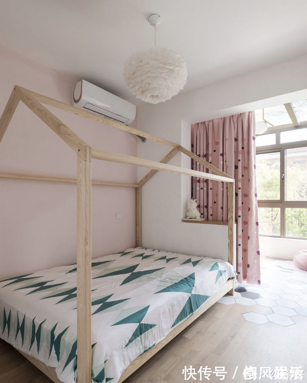 墙面|这对夫妻很有远见,买下120平复式小楼,客厅开阔还有双储物间