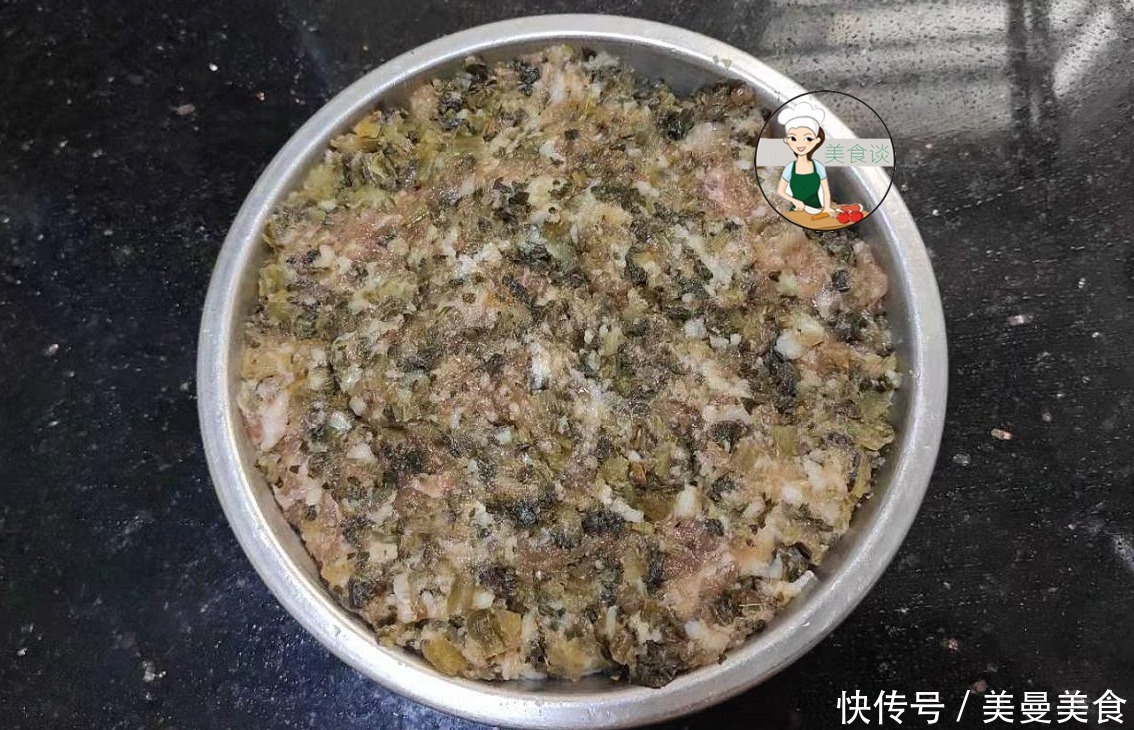  冷天，此菜蒸一蒸，10分钟就上桌，隔三差五蒸一盘，鲜香到流口水