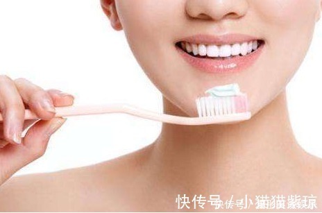 结石|牙齿上的“石头”臭烘烘,教你几招,牙垢哗哗掉,再也不用去洗牙