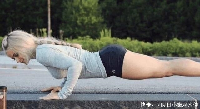 双杠臂|新手都在做俯卧撑,老手却拿双杠臂屈伸练胸,这两个动作差在哪