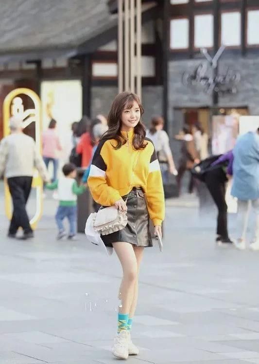 街拍穿白色连衣裙的小姐姐，优雅又端庄，人见人爱