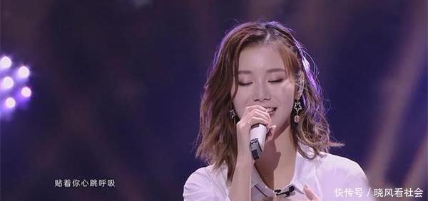 101女选手在节目中假唱导师当场黑脸,瞬间按下淘汰键被称赞