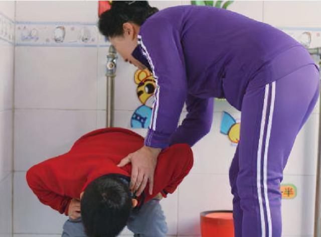 如厕|“为啥孩子不愿在幼儿园拉臭臭”?家长别不当回事,压力让娃焦虑