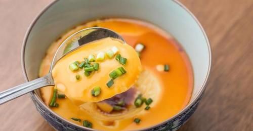 做鸡蛋羹时，水的比例最重要，牢记3个技巧，鸡蛋羹滑嫩爽口