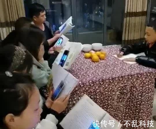 自主性|男孩写作业,全家人“看书”陪伴,网友看出其中猫腻:书还反光?