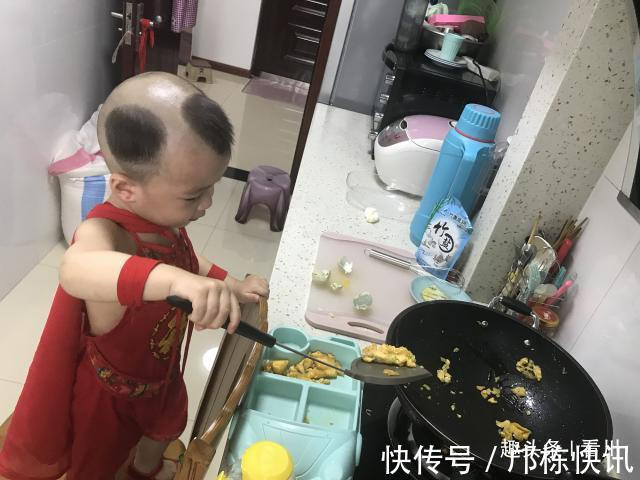 丈母娘|2岁小孩成“暖男”走红,每天给妈妈做饭,网友争相预订“女婿”
