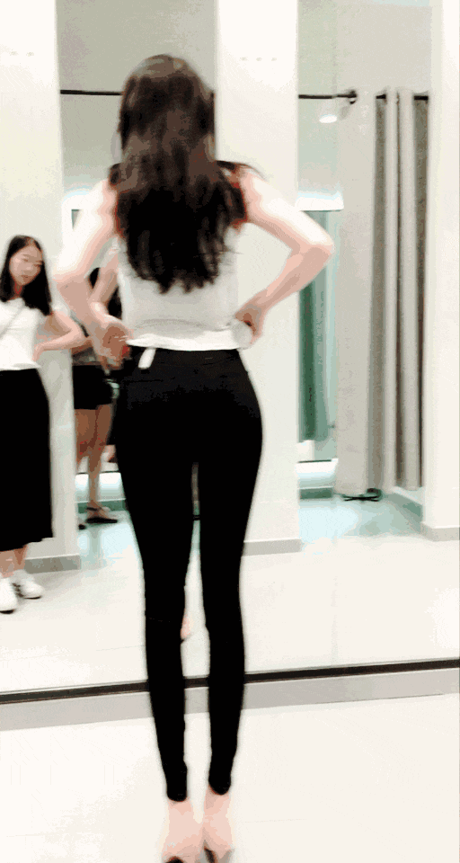 |搞笑GIF：你永远不知道妹子的脸有多大