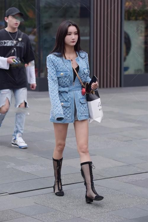 牛仔|独特设计，牛仔外套穿上很有气质，配黑色的靴子穿很帅气！