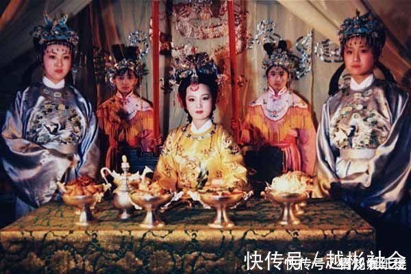孙媳妇#晚辈坐着吃饭,婶娘舅母站着伺候,《红楼梦》家庭地位是怎样的?