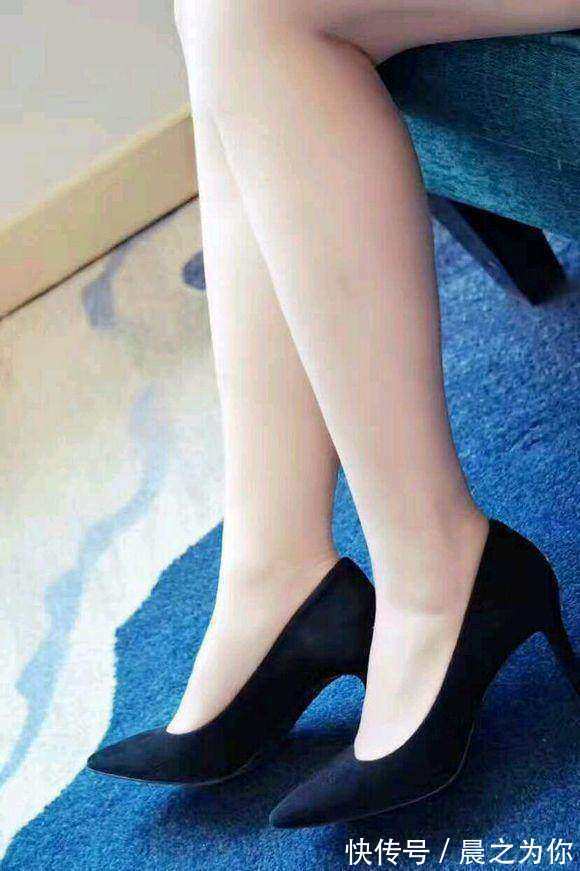 裸色 美脚丫遇上迷人黑丝袜,搭配高跟鞋靓丽女神打扮