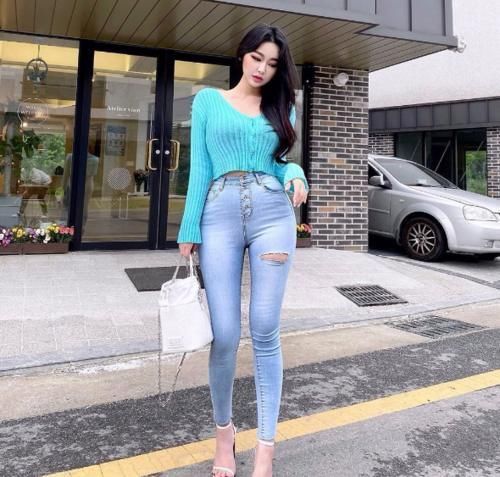 时尚|美女穿搭：甜美牛仔裤美女们身材凹凸有致，尽情散发魅力啊