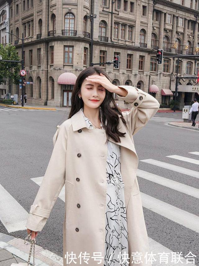 温柔米色风衣是秋天“专属色”,OVERSIZE版型,上身大气又时髦