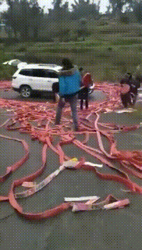 |搞笑GIF:咱也不知道这是哪的厕所,只感觉有点尴尬