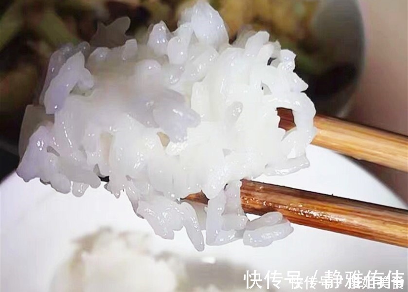 蒸米饭如何颗粒分明味道香?原来淘米一直弄错,难怪米饭不香不软