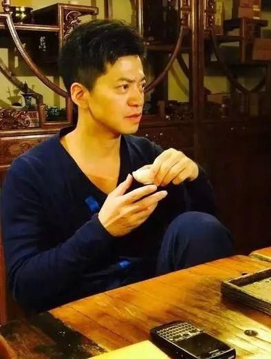 放弃铁饭碗，放弃水木年华，46岁的李健为何如此豪横？