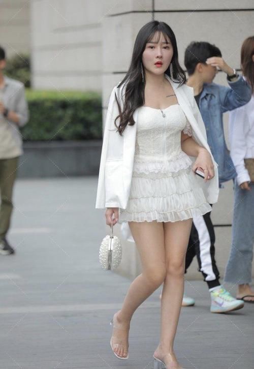 外套|蕾丝仙女连衣裙，搭配宽松的外套融入休闲元素，爱心桃小包太可爱