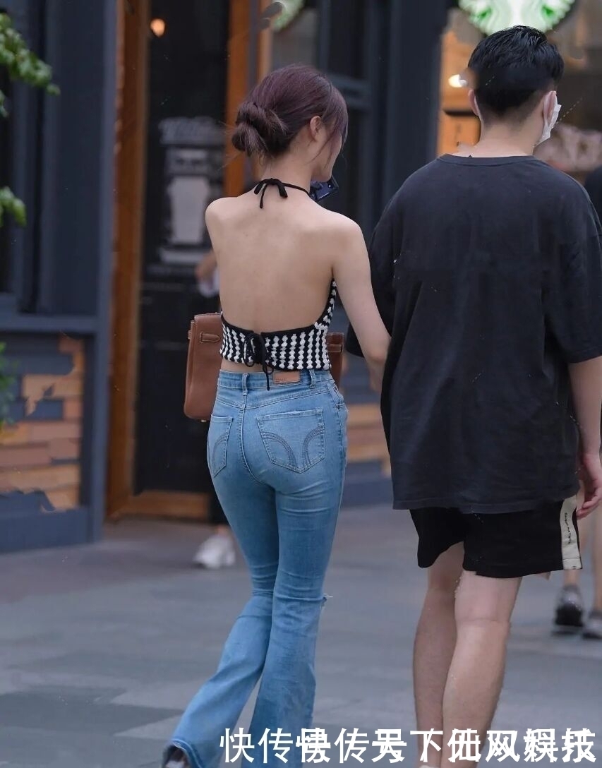 可别小看了“破洞裤”，减龄又时髦，中年女士爱不释手