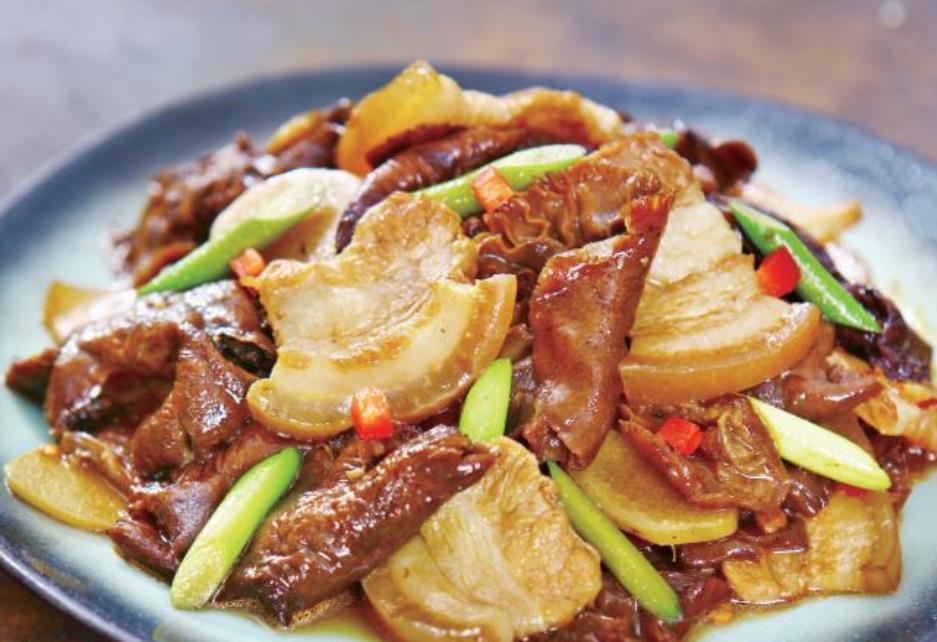 香醇|辣烧榛蘑五花肉小小菌菇也作当家菜油润明亮，酥软香醇，微辣咸香