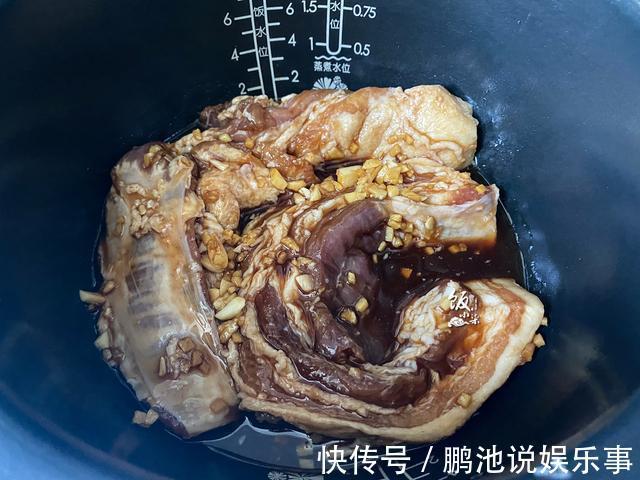 烧烤肉|把整块五花肉放电饭锅里,焖30分钟出锅,把家人都“馋坏了”