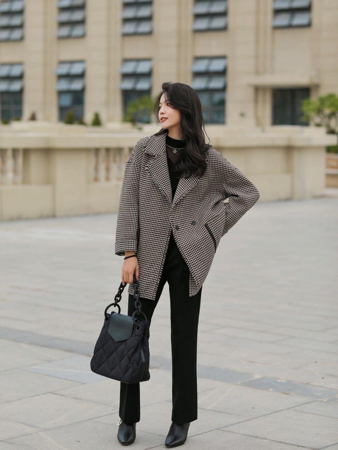 穿搭|今天偷偷分享一些私藏的秋冬保暖搭配,香芋紫外套+白色牛仔裤保暖又时尚!