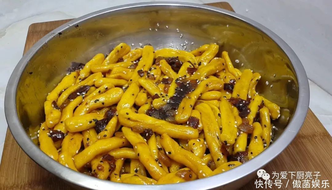 以后南瓜面粉就这么做,加3个鸡蛋,不蒸馒不烙饼,上桌就被抢光