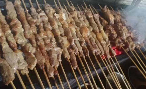 烧烤|蓟州九渔家盛世餐饮铁锅炖，炖水库鱼远近闻名，小烧烤还更胜一筹