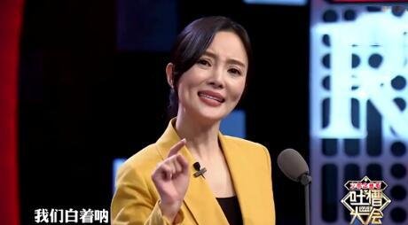 以前只知道《吐槽大會》有寫好的稿子，現在才知道對面就是提詞器