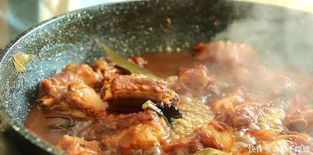  老少皆宜|经典肉菜糖醋排骨，浓油赤色甜咸适中，吃起来油而不腻老少皆宜