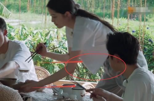 动作|欧阳娜娜衣服太短,起身夹面条时,谁注意何老师的动作素质装不出来