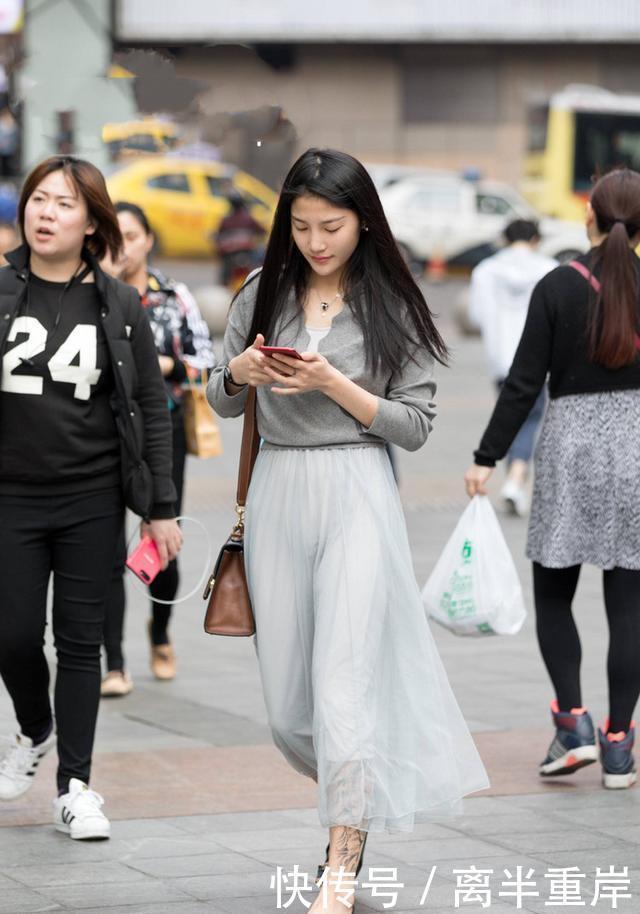  吊带|街拍粉色吊带搭配白色短裤的小姐姐，少女范十足