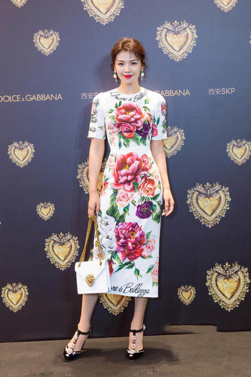 中年女性穿衣要讲究，这4种颜色尽量别碰，不是显老就是扮嫩